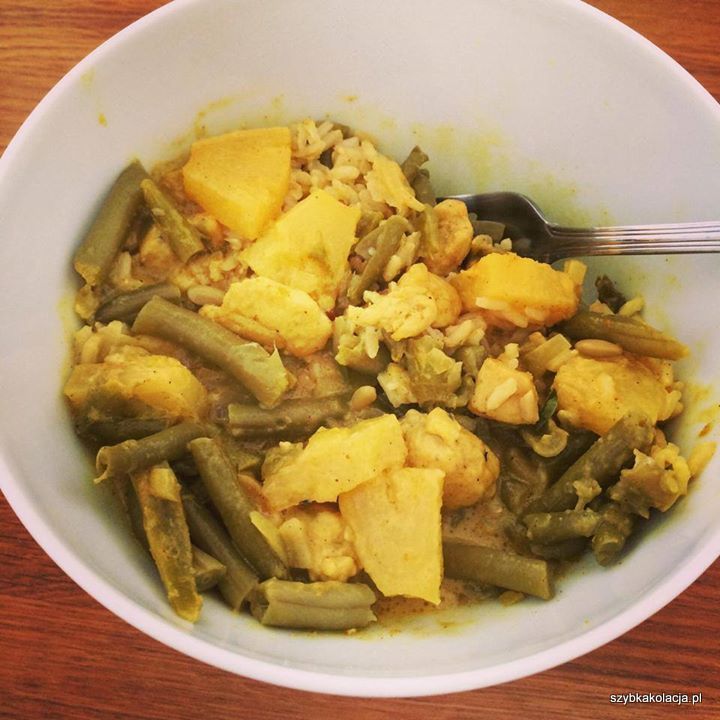 Curry z kurczaka, fasolki i ananasa
