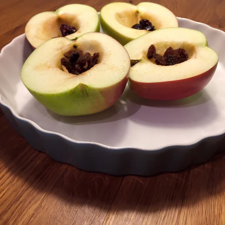 Pieczone jabłko z orzechami
